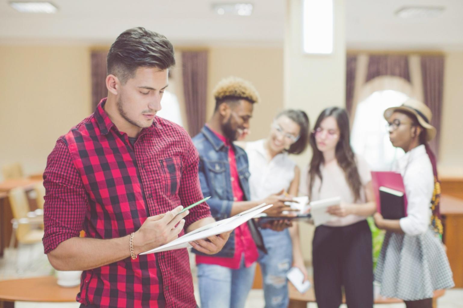 Suasana workshop keuangan bisnis dengan peserta aktif berdiskusi